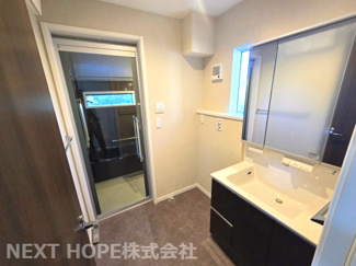 【独立洗面台】 | 伊丹市寺本5丁目中古戸建 | 大きな洗面化粧台です♪シャワー水栓で使い勝手も良いです！洗面台横には室内洗濯機置き場もございます！