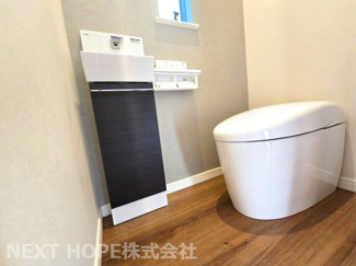 【トイレ】 | 伊丹市寺本5丁目中古戸建 | トイレは1階・2階に設けられております♪タンクレストイレです！手洗いが別にあり、お掃除の時も重宝します！！こちらは1階のトイレです。