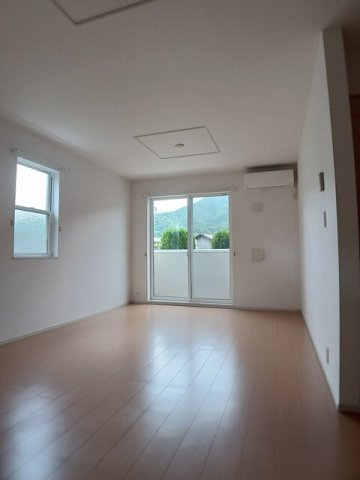 ガーデンヒルズＡの居間・リビング