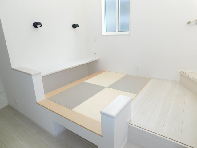 名古屋市港区小賀須３丁目の新築一戸建の居間・リビング|◇マルチスキップ◇　　お子様の勉強や作業スペースに使えるカウンター付き！　上部吹抜！　