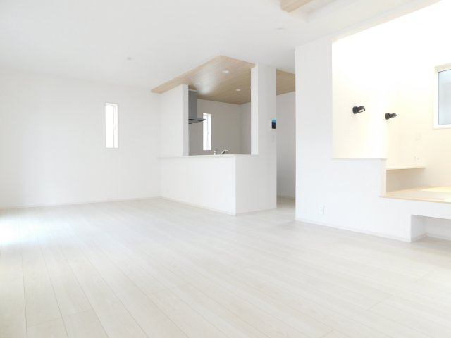 名古屋市港区小賀須３丁目の新築一戸建の居間・リビング|◇リビング◇　　南面で明るく広いリビング２１．５帖　２．０帖のマルチスキップ付き　