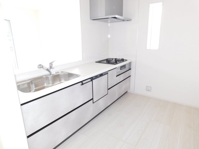 名古屋市港区小賀須３丁目の新築一戸建のキッチン|◇キッチン◇　　人気の対面式・人工大理石天板システムキッチン・食洗機・浄水機能付ハンドシャワー・静音仕様シンク・薄型換気扇・スローインクローズレール・床下収納庫