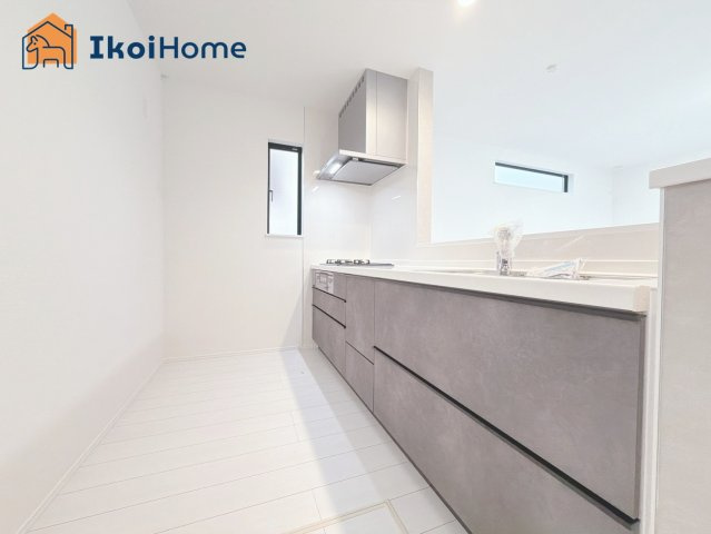 神戸市西区桜が丘東町4丁目　新築戸建のキッチン|【ホームページに現地動画掲載中】●年中無休：当日予約可●人気の対面式のキッチンで明るい！