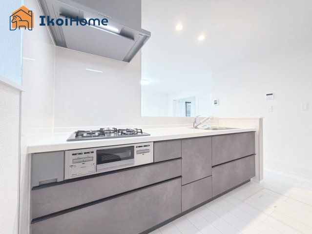 神戸市西区桜が丘東町4丁目　新築戸建の居間・リビング|◆同社施工例◆広々としたLDKは開放感があり、大型家具を設置しても圧迫感がありません。