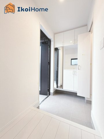 神戸市西区桜が丘東町4丁目　新築戸建の玄関|【ホームページに現地動画掲載中】●年中無休：当日予約可●大きな靴箱が付いています。