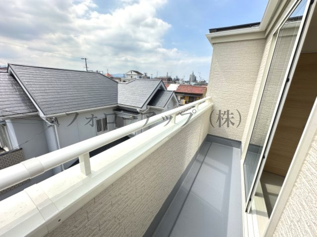 和泉市冨秋町２期のバルコニー|バルコニーからの眺めを楽しみながら食事をしませんか