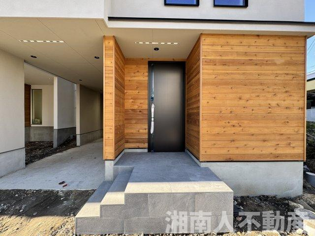 鎌倉市腰越４丁目３－３２新築戸建ての玄関|収納もある玄関です