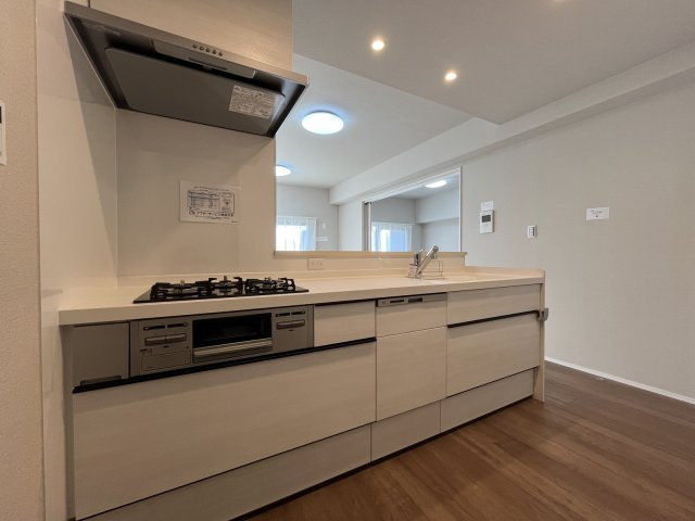 コスモ小戸のキッチン|システムキッチンなので掃除しやすいです！