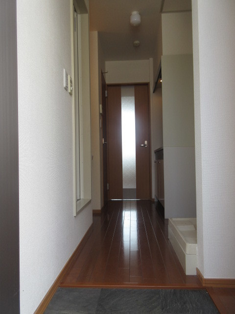 メゾンＳＨＩＺＵの玄関|段差の少ない玄関