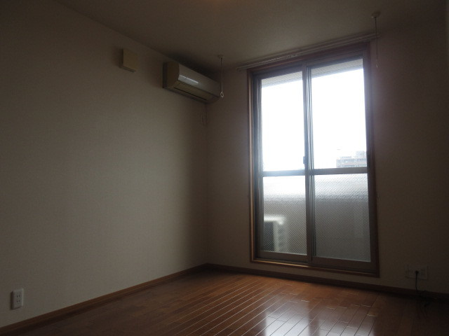 メゾンＳＨＩＺＵの居間・リビング|室内物干しフック・エアコン付き