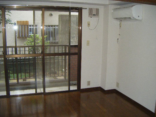 クレメゾン西船の洋室|エアコンも完備です