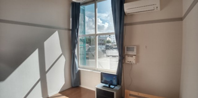 【居間・リビング】 | レオパレスムラヤマ | エアコン完備、窓が南南西を向いているので、日当たり良好！