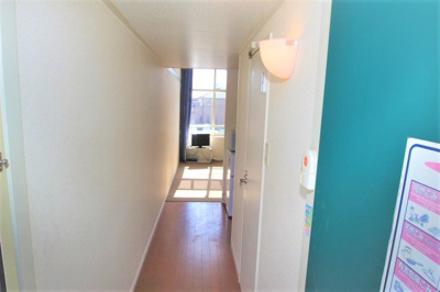 【玄関】 | レオパレスムラヤマ | 通路はフローリング、居室は絨毯仕様です！(^^♪