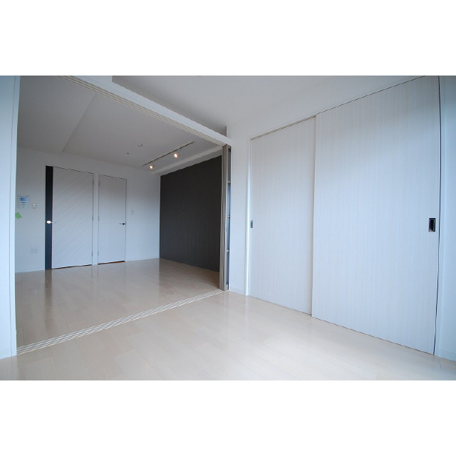 AFFLUENCE難波の居間・リビング|白を基調とした明るいお部屋