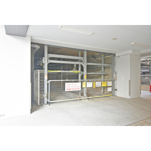 AFFLUENCE難波の駐車場