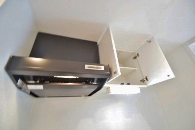 オーキッドレジデンス船橋本町のキッチン|上部に棚あります