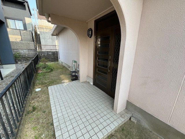 青葉台戸建のエントランス