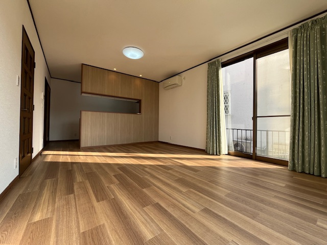 青葉台戸建の居間・リビング