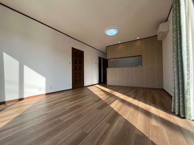 青葉台戸建の居間・リビング