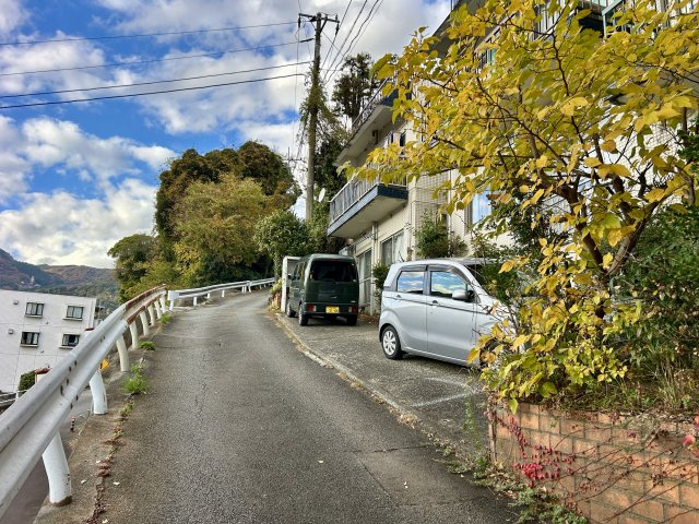 コーポ宇佐美の駐車場|駐車場と前面道路