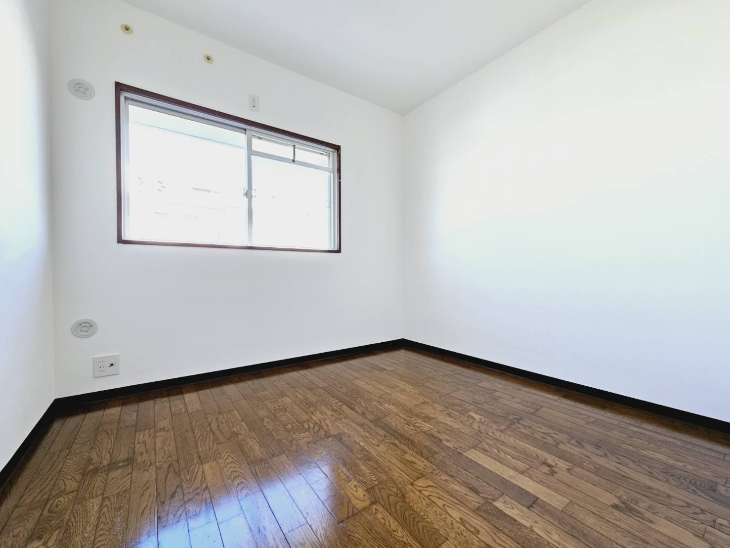 アヴニール鹿の子台５号棟の洋室|■洋室約4帖＋収納■2面窓