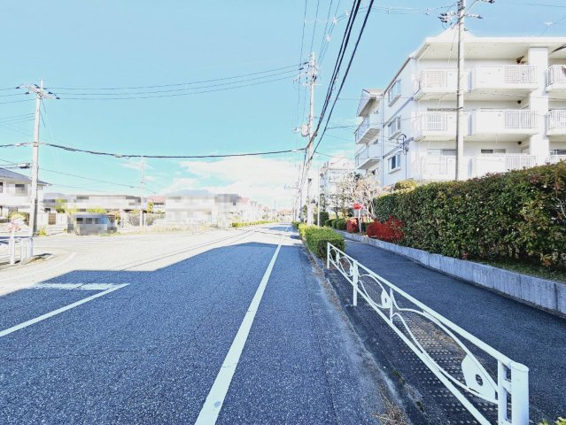 アヴニール鹿の子台５号棟のその他|■西側道路約16mの公道に接面