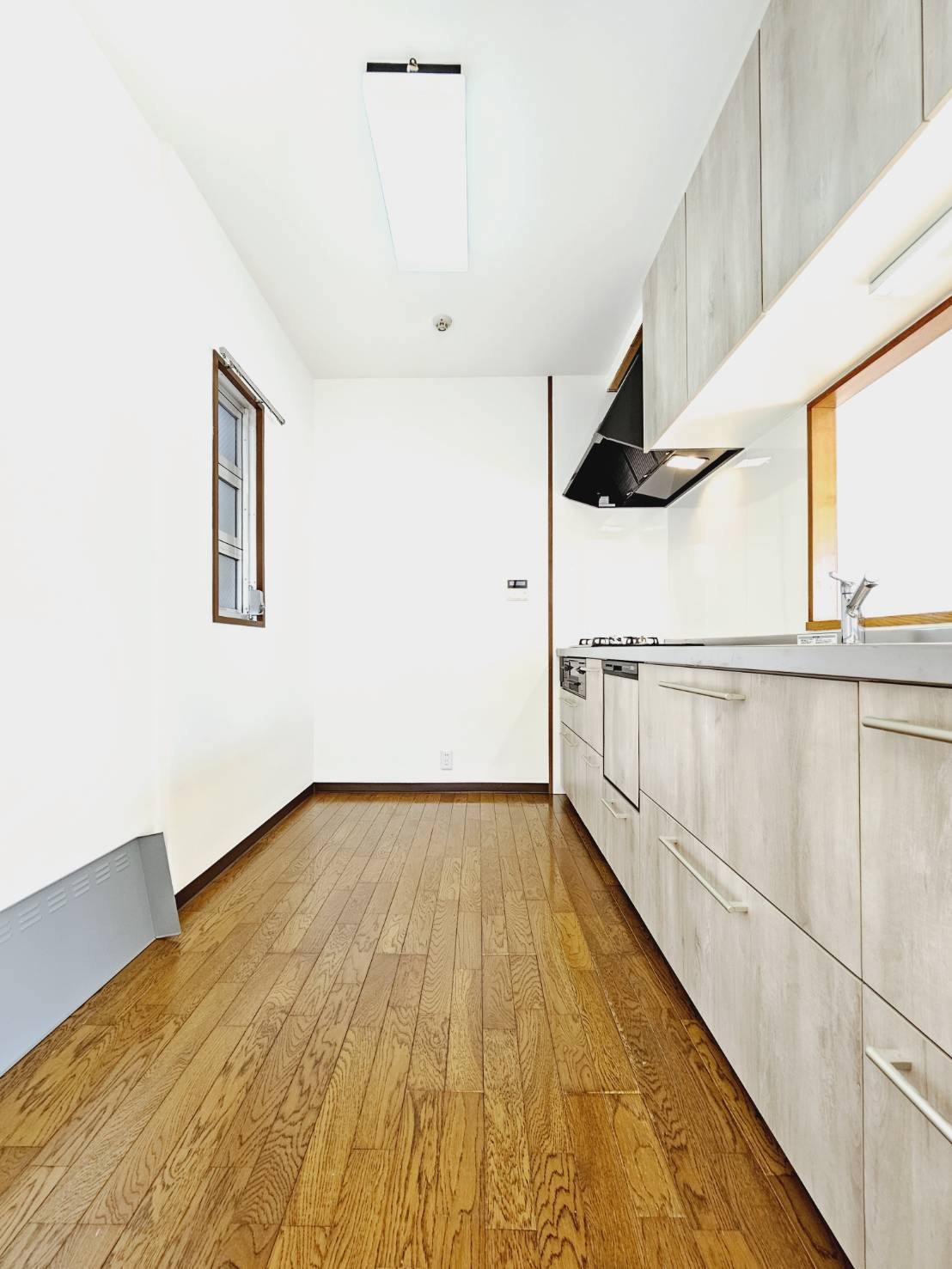 アヴニール鹿の子台５号棟のキッチン|■キッチンスペース■換気窓あり