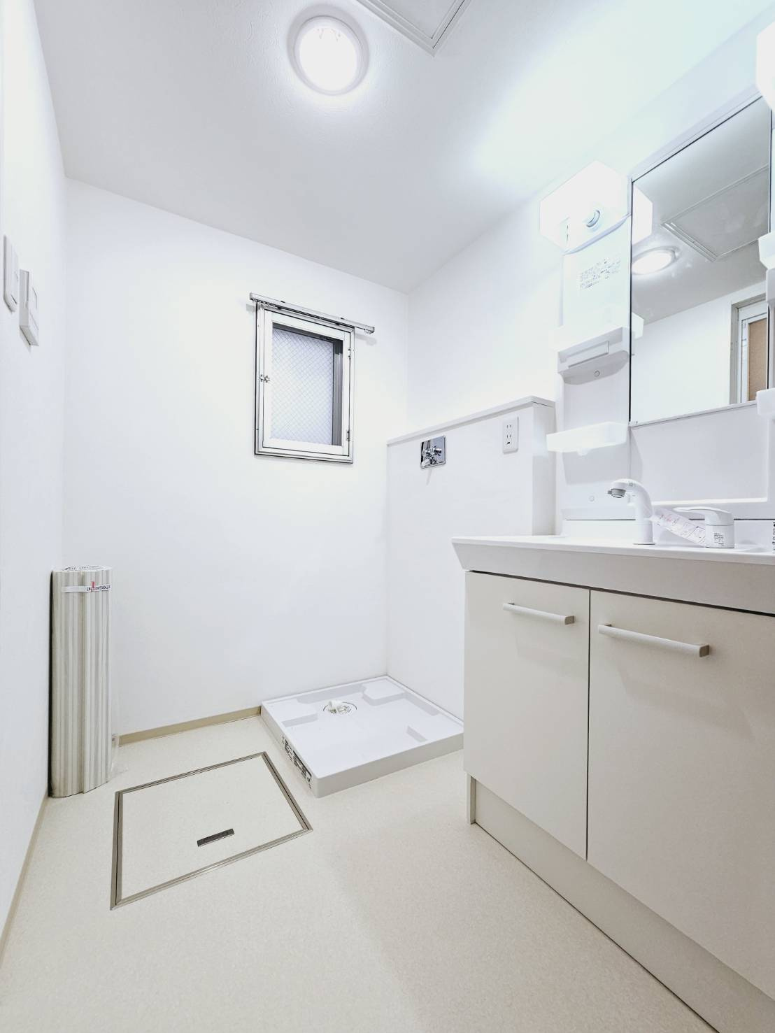 アヴニール鹿の子台５号棟の独立洗面台|■洗面脱衣所■温水シャワー付き洗面化粧台■洗濯機置場■換気窓あり