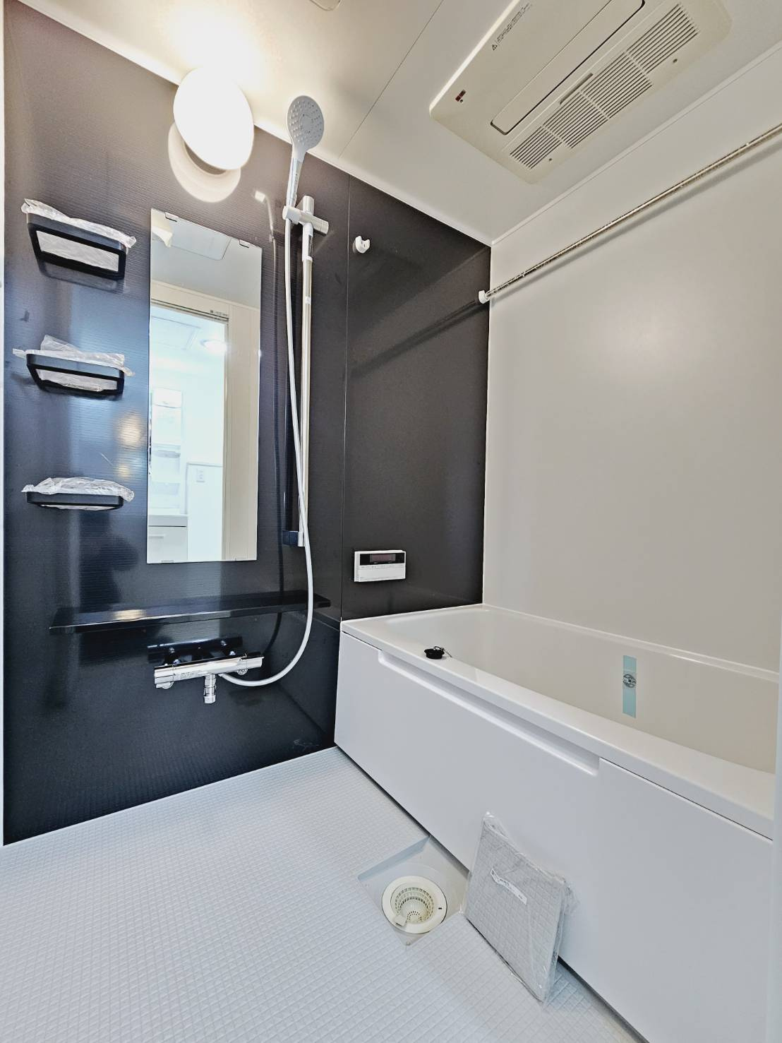 アヴニール鹿の子台５号棟の浴室|■足を伸ばしてくつろげる浴室■1日の疲れを癒してください■浴室暖房乾燥機