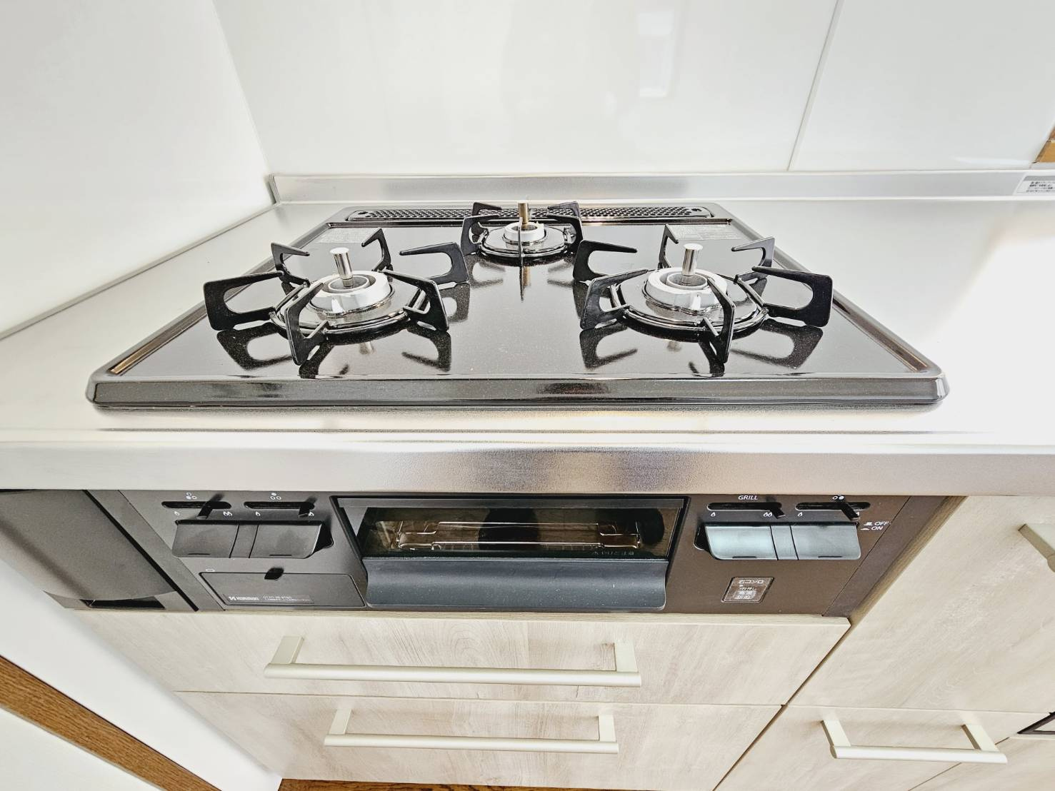 アヴニール鹿の子台５号棟の設備|■3口ガスコンロ(グリル付)