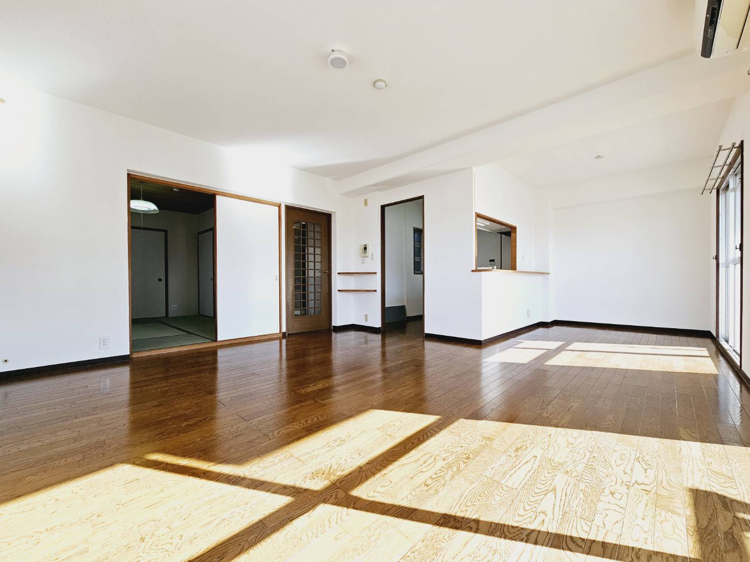 アヴニール鹿の子台５号棟の居間・リビング|■LDK約19帖＋広く使い勝手の良い間取■対面システムキッチン