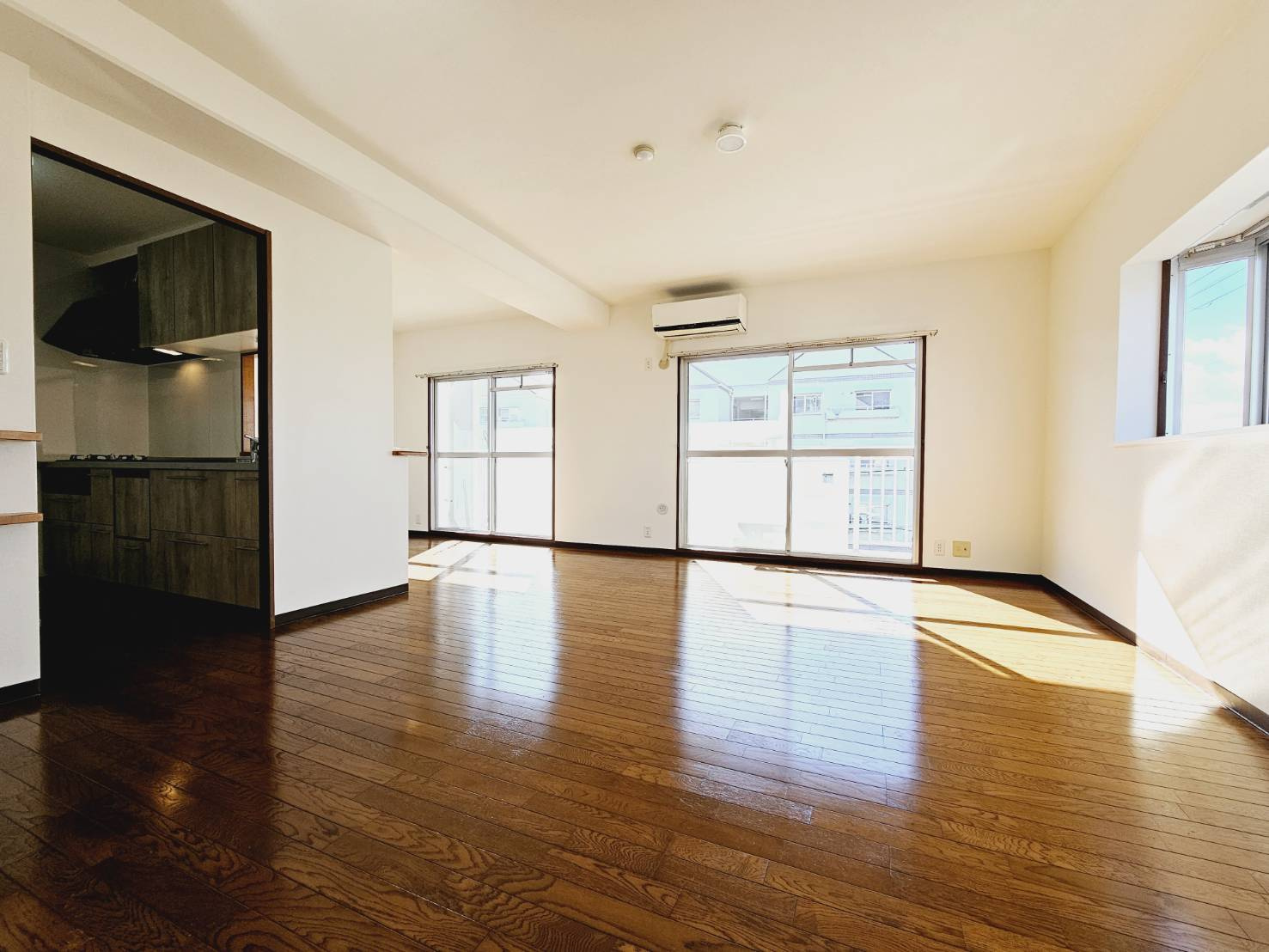 アヴニール鹿の子台５号棟の居間・リビング|■LDK約19帖＋広く使い勝手の良い間取■対面システムキッチン