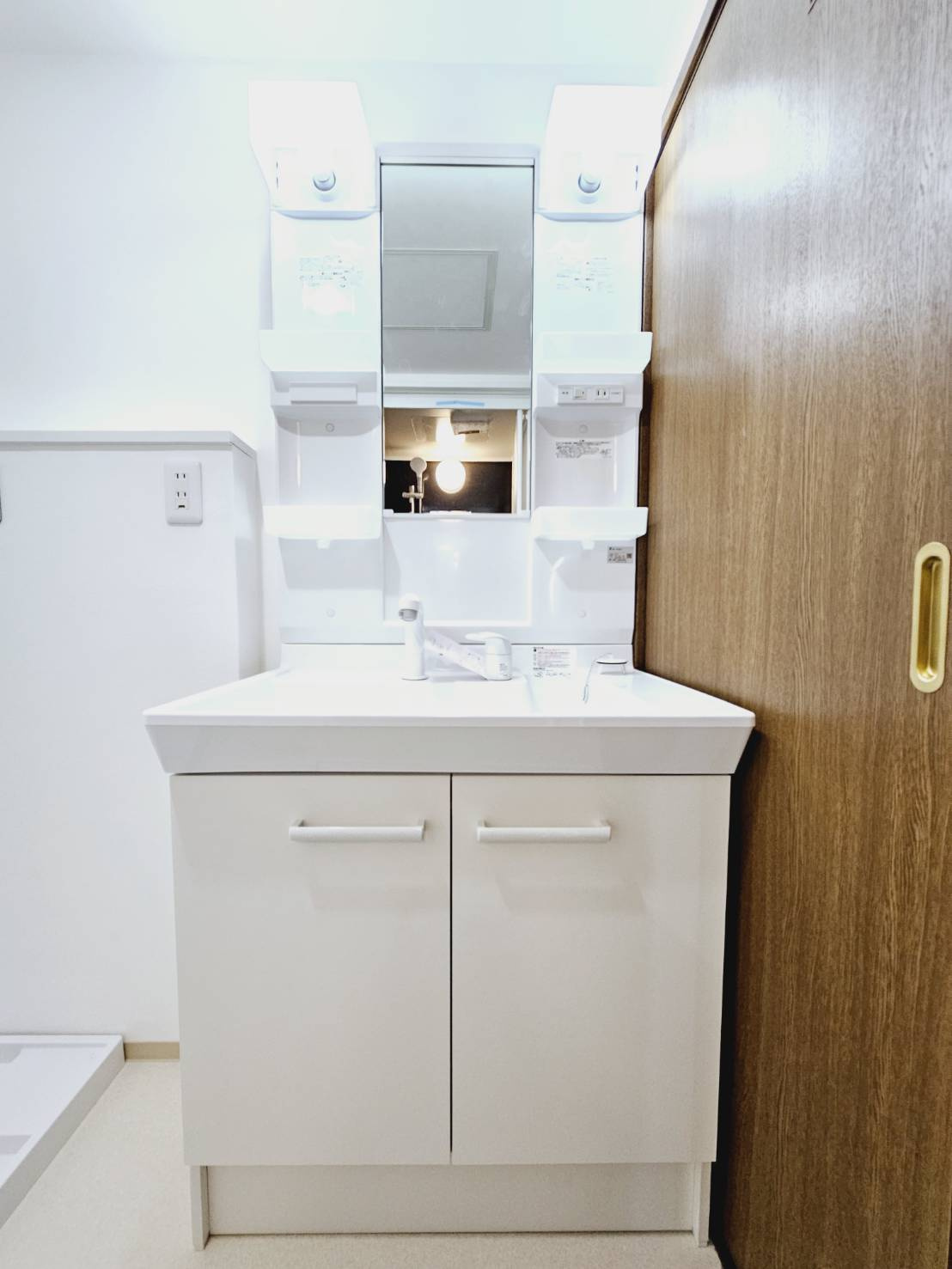 アヴニール鹿の子台５号棟の独立洗面台|■温水シャワー付き洗面化粧台■洗濯機置場