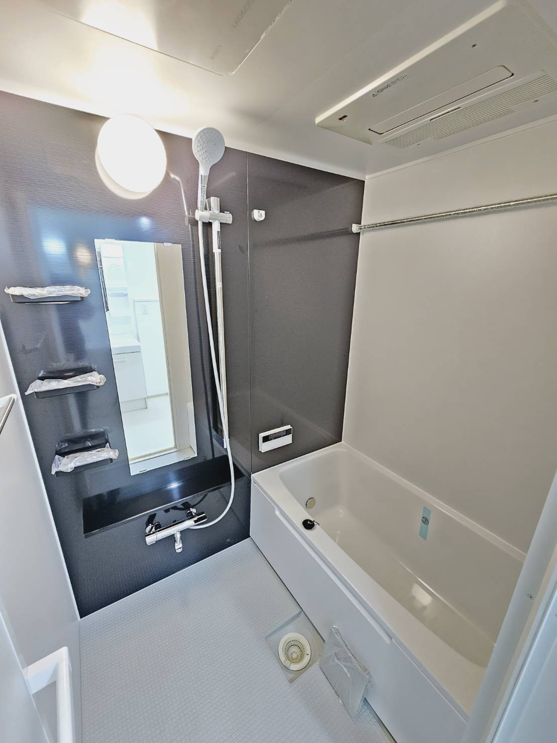 アヴニール鹿の子台５号棟の浴室|■足を伸ばしてくつろげる浴室■1日の疲れを癒してください■浴室暖房乾燥機