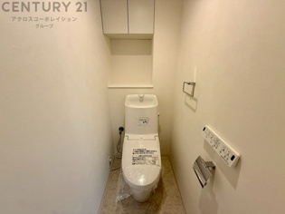 温水洗浄便座付トイレは温水洗浄機能により、暖かい水でおしりを洗浄することができ、冷たい水を使う従来の便座に比べ、温水洗浄機能で暖かいトイレを提供し、快適な使用を可能にします。