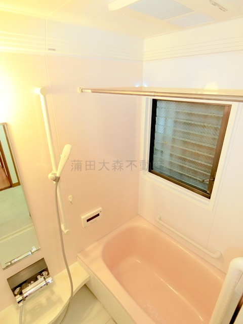 西蒲田3丁目2-2貸家ニシカマタサンチョウメカシヤの浴室|追い焚き機能と浴槽乾燥機付きバスルーム