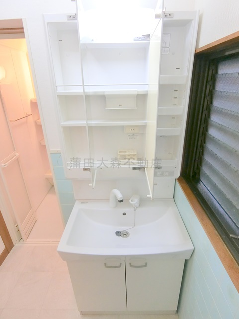 西蒲田3丁目2-2貸家ニシカマタサンチョウメカシヤの洗面所|独立洗面台　洗面脱衣所　鏡内収納スペース付き