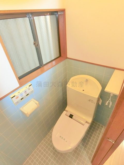 西蒲田3丁目2-2貸家ニシカマタサンチョウメカシヤのトイレ|1階　棚吊りと温水洗浄便座付きトイレ