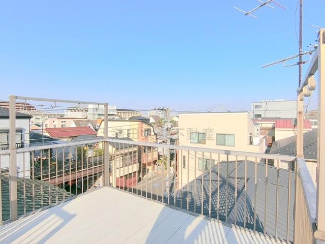 西蒲田3丁目2-2貸家ニシカマタサンチョウメカシヤのバルコニー|3階　広々ルーフバルコニー　物干し金具付き