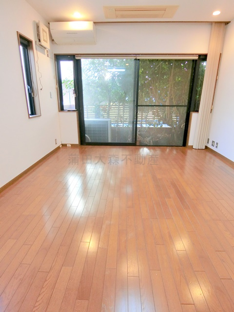 西蒲田3丁目2-2貸家ニシカマタサンチョウメカシヤの居間・リビング|LDK13.6帖　1階　エアコン付きカウンターキッチン