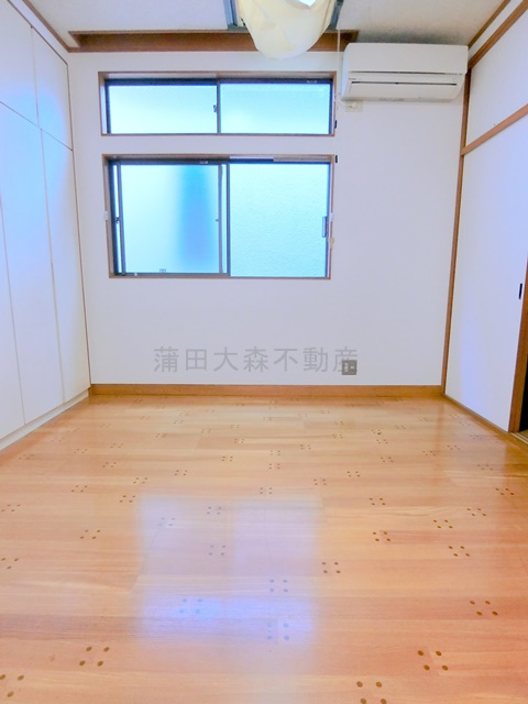 西蒲田3丁目2-2貸家ニシカマタサンチョウメカシヤの寝室|洋室6帖　2階　エアコン　収納スペース2か所付き