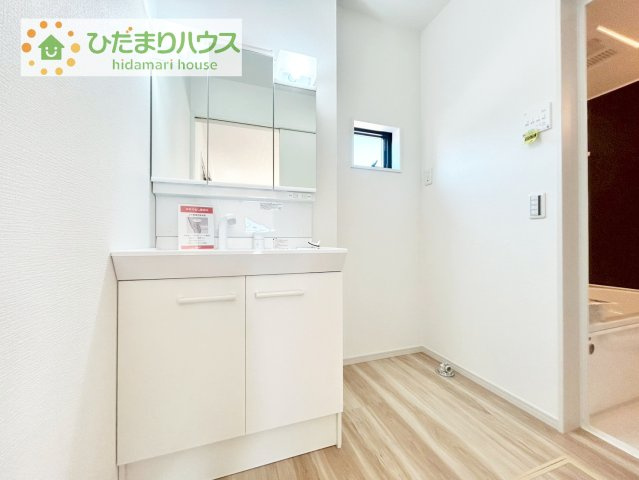 【独立洗面台】 | 土浦市真鍋9期　新築戸建 | 三面鏡の大きな鏡は憧れます(^^♪
鏡の後ろは収納となっていて、細かいものでも収納できるのでスッキリと整理できます！