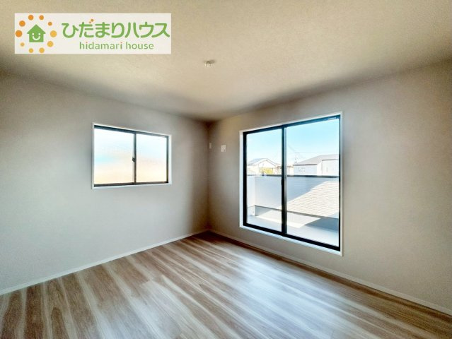 【寝室】 | 土浦市真鍋9期　新築戸建 | バルコニーに面していて、たっぷり光りの入る明るい主寝室です！