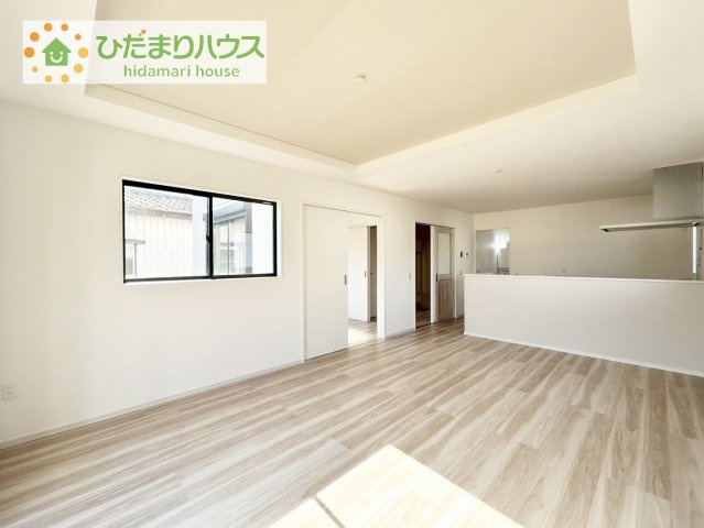 【居間・リビング】 | 土浦市真鍋9期　新築戸建 | 家族だんらんで、笑顔のたえない時間も増えそうな広々としたLDKが魅力です(^^)/窓も多くて明るい空間でくつろげます。