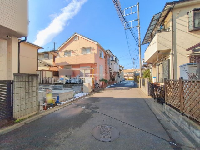 富士見市大字鶴馬の新築一戸建の前面道路含む現地写真|幅員約5mの前面道路。
車の出し入れも楽々です♪