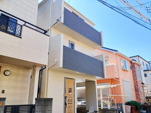 富士見市大字鶴馬の新築一戸建の外観|鶴瀬駅西口、区画整理地内のきれいな街並み♪
駅徒歩5分で通勤・通学に便利な立地です。