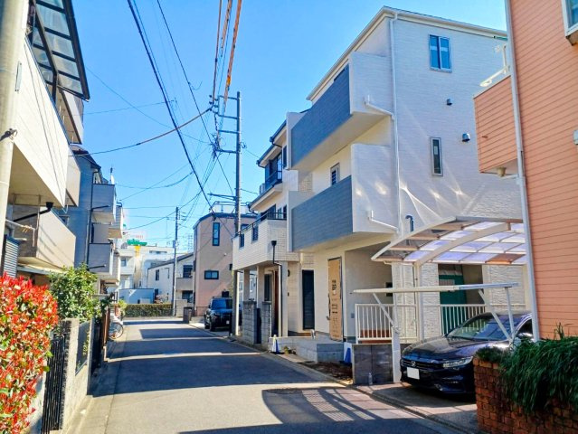 富士見市大字鶴馬の新築一戸建の前面道路含む現地写真|幅員約5mの前面道路。
車の出し入れも楽々です♪