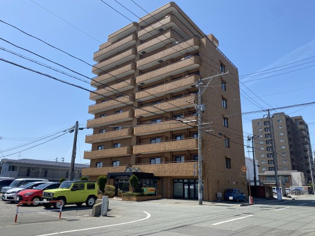 秋田市山王５丁目の賃貸マンションの外観
