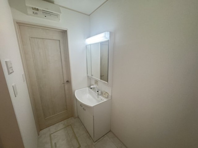 【独立洗面台】 | 与那原町与那原（全9棟）A号棟 | A号棟　三面鏡付き洗髪洗面化粧台♪