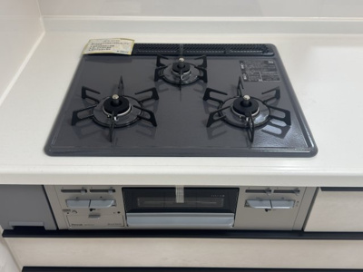 【キッチン】 | 与那原町与那原（全9棟）A号棟 | 三口コンロ♪